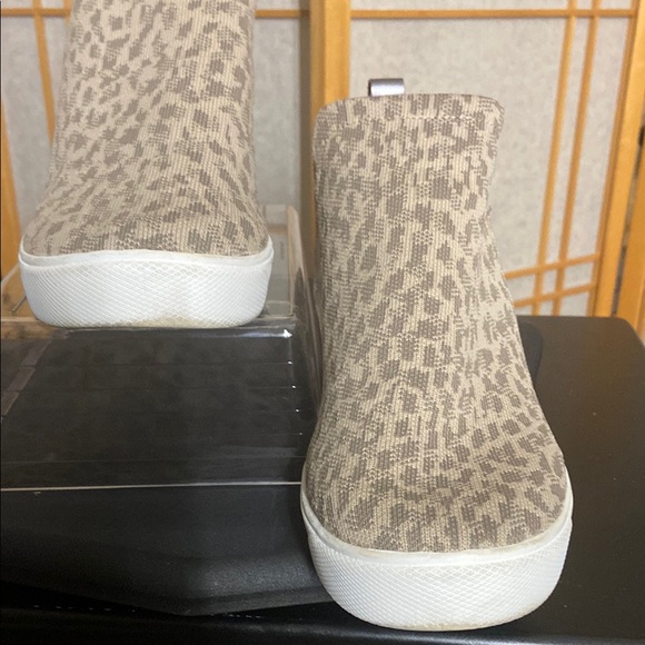 Stylish Beige Leopard Print Women's Shoes - Picture 2 of 5